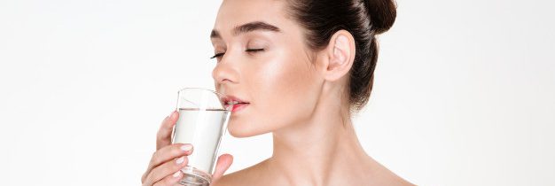 Czy picie wody ma wpływ na wygląd skóry?